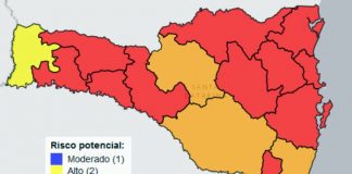 mapa de santa catarina divido por regiões com escala de cores pelo risco à covid-19