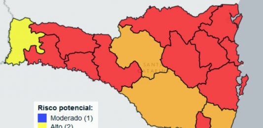 Avaliação aponta nível gravíssimo para Covid-19 em 12 regiões do estado mapa de santa catarina divido por regiões com escala de cores pelo risco à covid-19