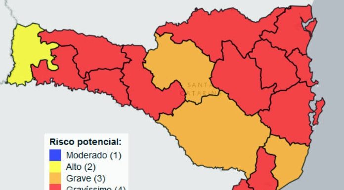 mapa de santa catarina divido por regiões com escala de cores pelo risco à covid-19