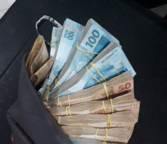 maços de dinheiro parcialmente dentro de uma bolsa