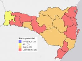 mapa de sc com escalas de cores por região mostrando situação de gravidade para coronavírus