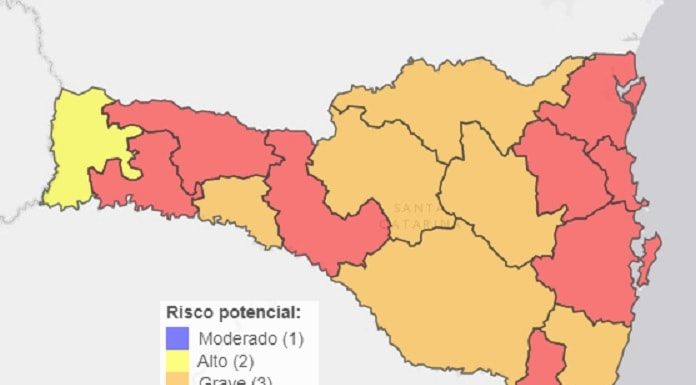 mapa de sc com escalas de cores por região mostrando situação de gravidade para coronavírus