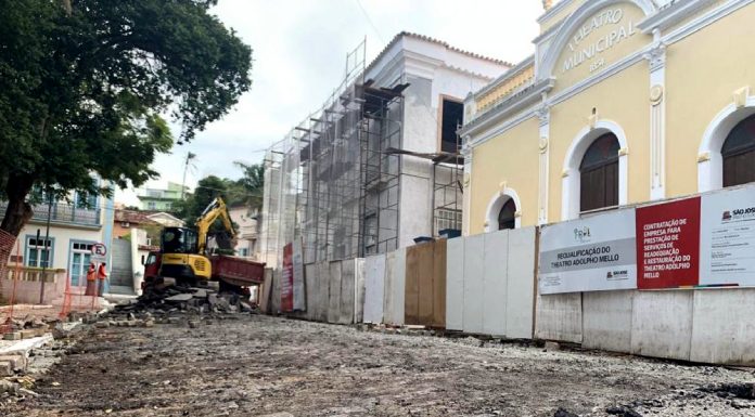 foto da rua em frente ao teatro e casa de cultura já sem o asfalto e parte do piso de baixo aparecendo
