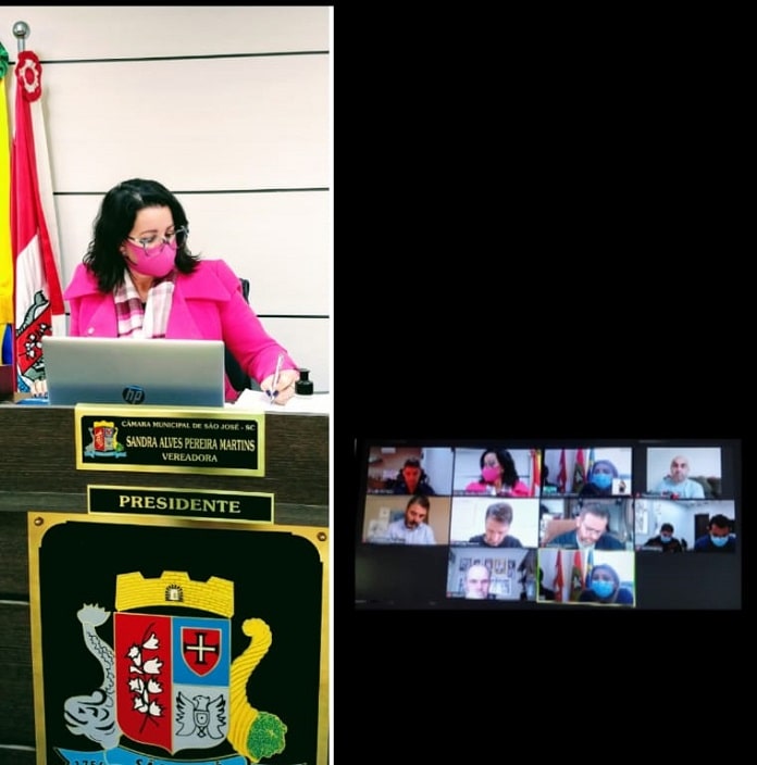 vereadora sandra martins na tribuna da presidência e foto de tela ao lado com transmissão de outras pessoas