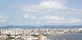 foto mostrando núcleo urbano de parte de são josé e florianópolis ao fundo