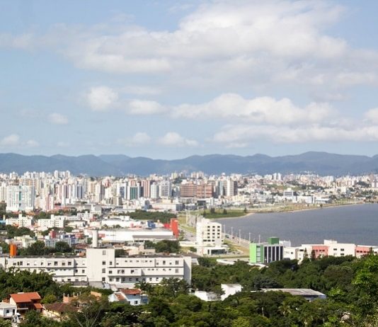 foto mostrando núcleo urbano de parte de são josé e florianópolis ao fundo