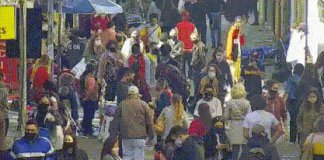 gif de pessoas andando em calçadão do centro de florianópolis