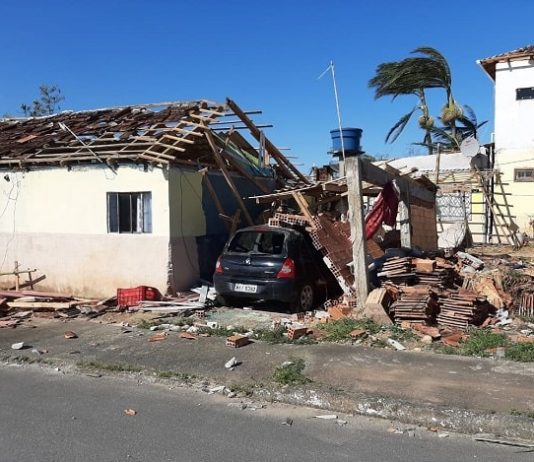 Santa Catarina decreta estado de calamidade pública por estragos do ciclone residência destelhada com carro estacionado ao lado sob muro caído e escombros em volta