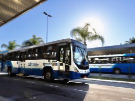 ônibus passando em velocidade pelo terminal do centro de florianópolis