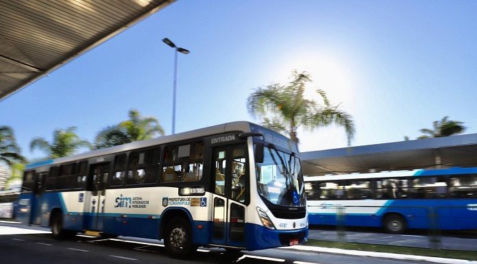 ônibus passando em velocidade pelo terminal do centro de florianópolis