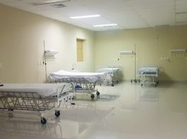 camas de uti ao lado da parede de grande sala, sem os equipamentos em volta