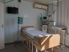 cama de hospital com lençol branco