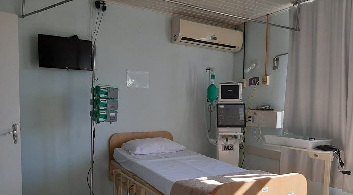 cama de hospital com lençol branco