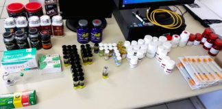 remédios organizados em apreensão sobre uma mesa