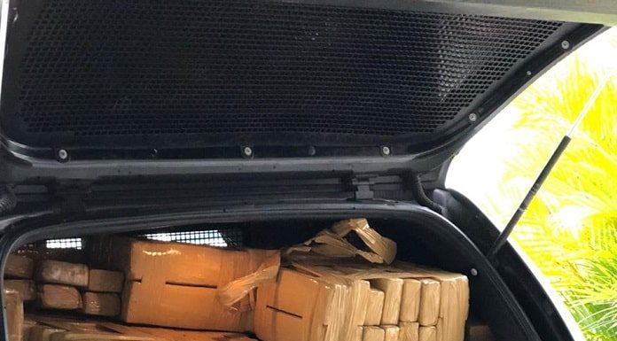 carro com bagageiro aberto, carregado com tabletes de maconha