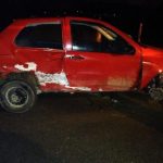 Carro vermelho amassado devido acidente de trânsito