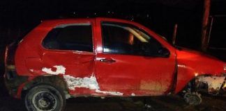 Carro vermelho amassado devido acidente de trânsito