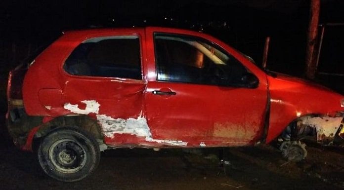 Carro vermelho amassado devido acidente de trânsito