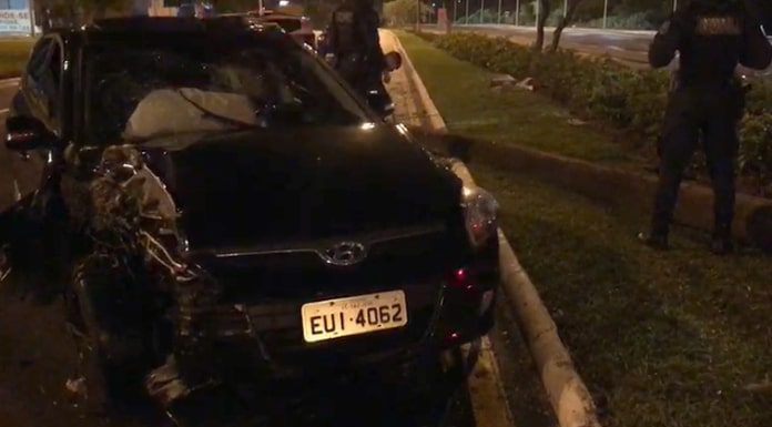 carro i30 placa eui4062 batido ao lado de canteiro da beira-mar e agente da gmf ao lado em pé
