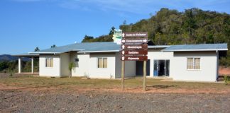 centro de visitantes do Parque Estadual Rio Canoas em concórdia fechado com placa de indicação das trilhas