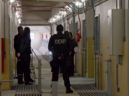 Proposta de Emenda à Constituição cria a Polícia Penal em Santa Catarina policiais de pé em um corredor