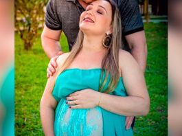 Gestante desaparecida é encontrada morta sem o bebê, em Canelinha foto de book de gestante de flávia onde aparece grávida, de olhos, fechados, sorridente e sendo abraçada e beijada pelo marido