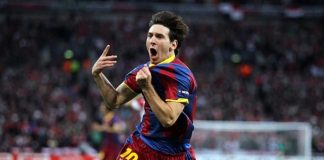 jogador Lionel Messi, correndo, segurando a camiseta e comemorando o gol
