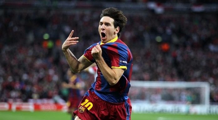 jogador Lionel Messi, correndo, segurando a camiseta e comemorando o gol