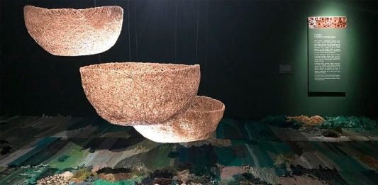 cestas penduradas na exposição