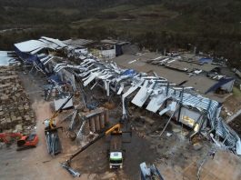 foto aérea de galpão destruído pelo vendaval