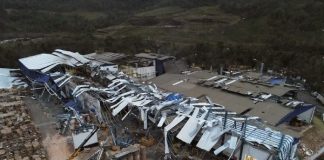 foto aérea de galpão destruído pelo vendaval