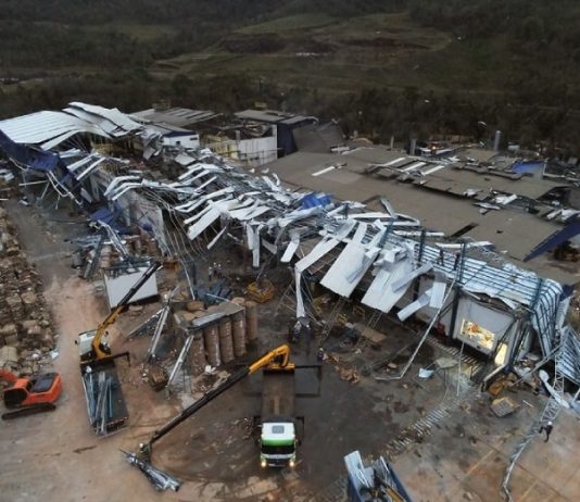 foto aérea de galpão destruído pelo vendaval