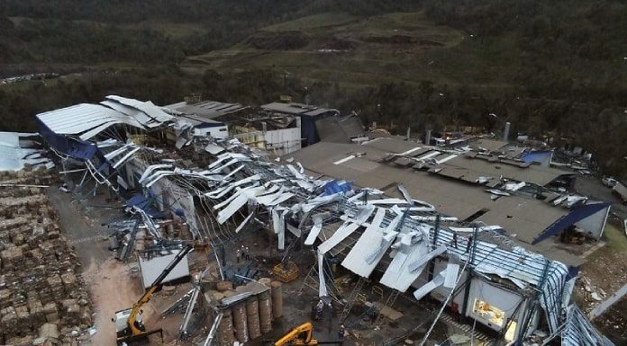 foto aérea de galpão destruído pelo vendaval