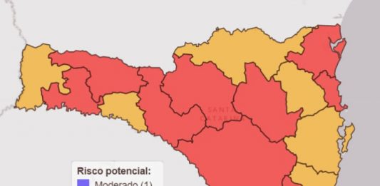 Grande Florianópolis é classificada como risco potencial grave de coronavírus mapa de sc com classificação de risco para as 16 regiões
