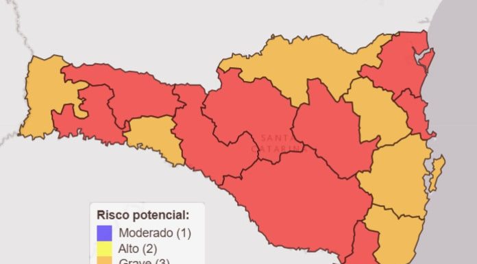 mapa de sc com classificação de risco para as 16 regiões