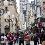 pessoas caminhando no centro de Florianópolis