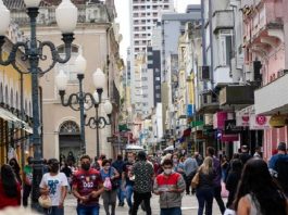 pessoas caminhando no centro de Florianópolis