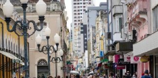 pessoas caminhando no centro de Florianópolis