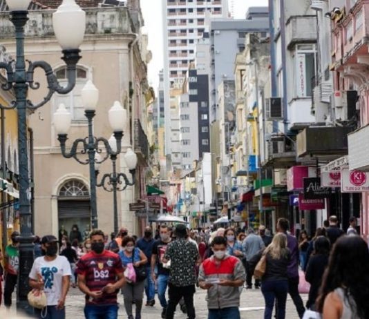 Economia catarinense cresceu 2,7% em 12 meses pessoas caminhando no centro de Florianópolis