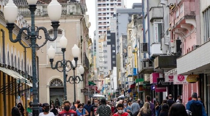 pessoas caminhando no centro de Florianópolis