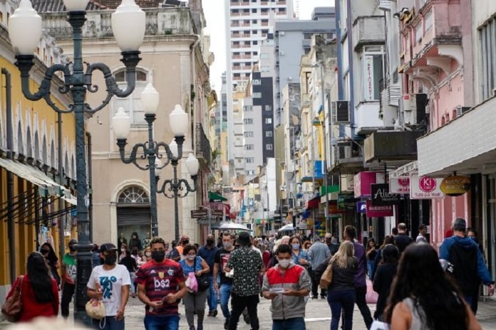 pessoas caminhando no centro de Florianópolis