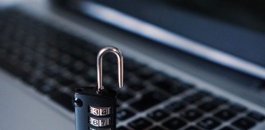 É hora de adequar a sua empresa para a LGPD cadeado com senha sobre um teclado