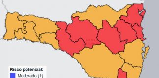 mapa de sc mostrando oito regiões em risco grave e oito em risco gravíssimo para covid-19