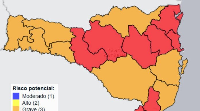 mapa de sc mostrando oito regiões em risco grave e oito em risco gravíssimo para covid-19