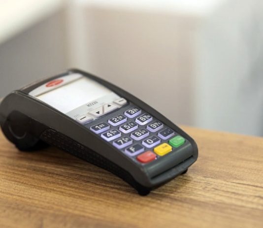 máquina de pagamento em cartão sobre mesa na ponta