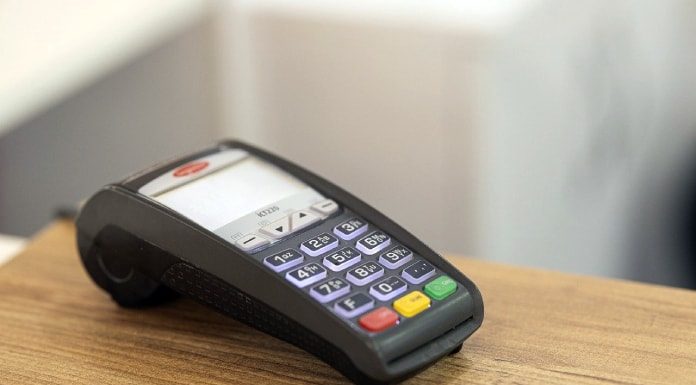 máquina de pagamento em cartão sobre mesa na ponta