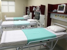 Prefeituras confirmam 1.490 casos ativos de coronavírus na Grande Florianópolis três camas de leitos de uti arrumadas com equipamentos ao lado