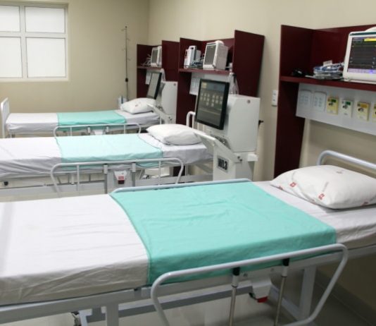 Dez novos leitos de UTI são ativados em hospital de Biguaçu três camas de leitos de uti arrumadas com equipamentos ao lado