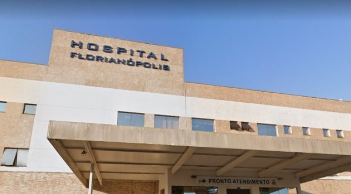 fachada do prédio do hospital florianópolis com inscrição do nome