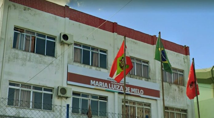 fachada colegio municipal maria luiza de melo melão em são josé com bandeiras